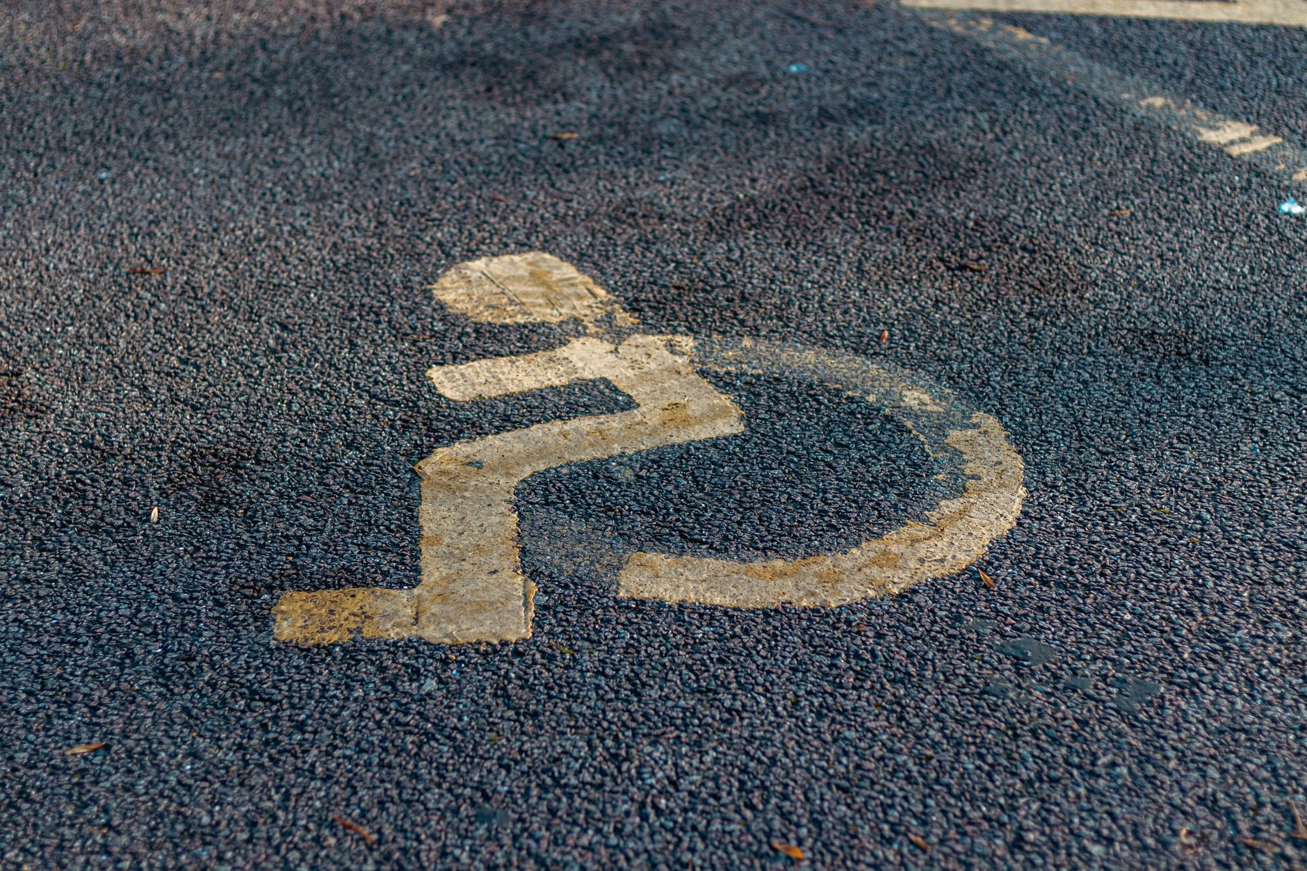 Starty symbol wózka inwalidzkiego namalowany na chodniku