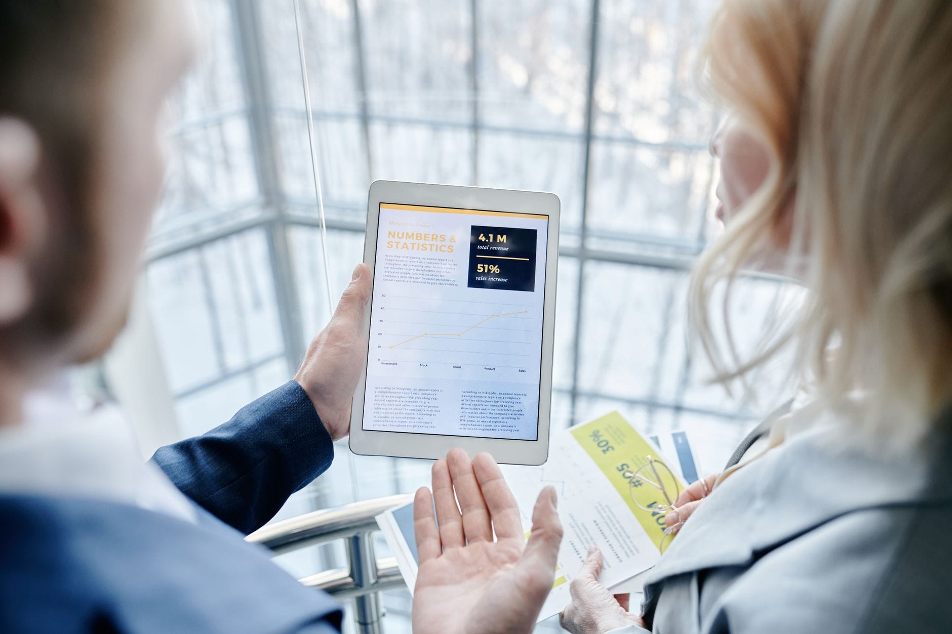 Specjaliści marketingu analizują dane o skuteczności prezentów na tablecie
