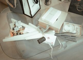 Prezenty dla klientów premium bez alkoholu: eleganckie alternatywy Eleganckie pudełka prezentowe, kwiaty i biżuteria na szklanym stole